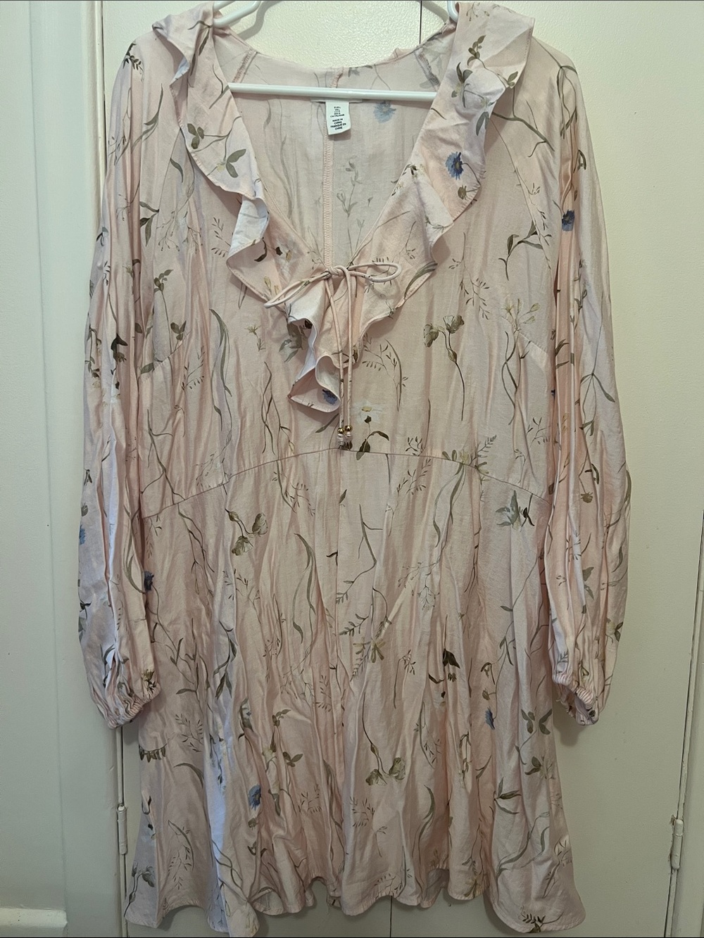 Light pink floral V neck neckline summerdress
